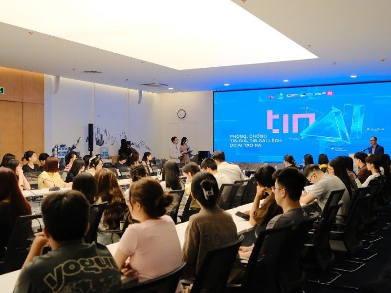 Toàn cảnh chương trình tập huấn “Tin AI?” về kiểm chứng tin giả cho sinh viên tại Học viện Ngoại giao, tháng 8/2026