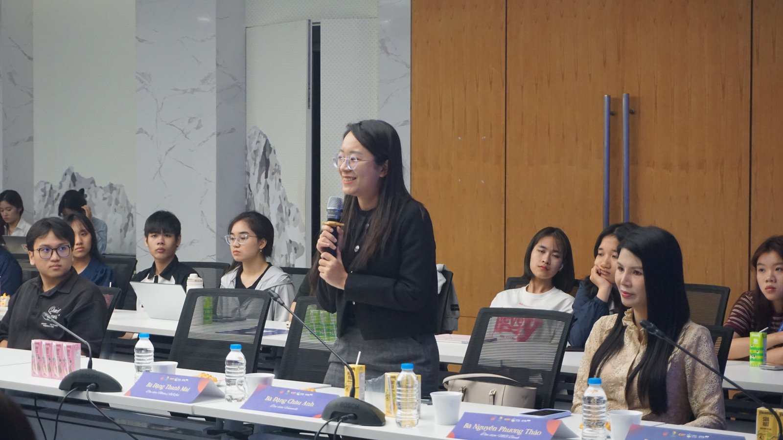 Bà Đặng Châu Anh (Vinamilk) chia sẻ mong muốn sát cánh hỗ trợ người trẻ trong không gian số an toàn. Ảnh: BTC.