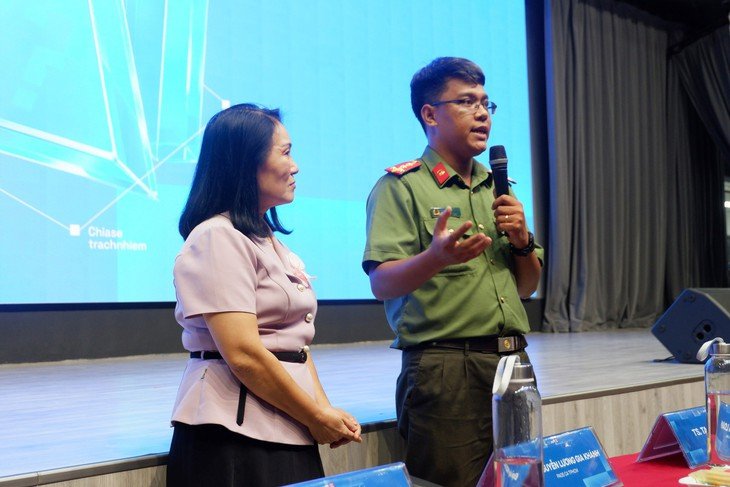 Đại úy Nguyễn Lương Gia Khánh - Phòng An ninh mạng Công an TP.HCM trao đổi với sinh viên