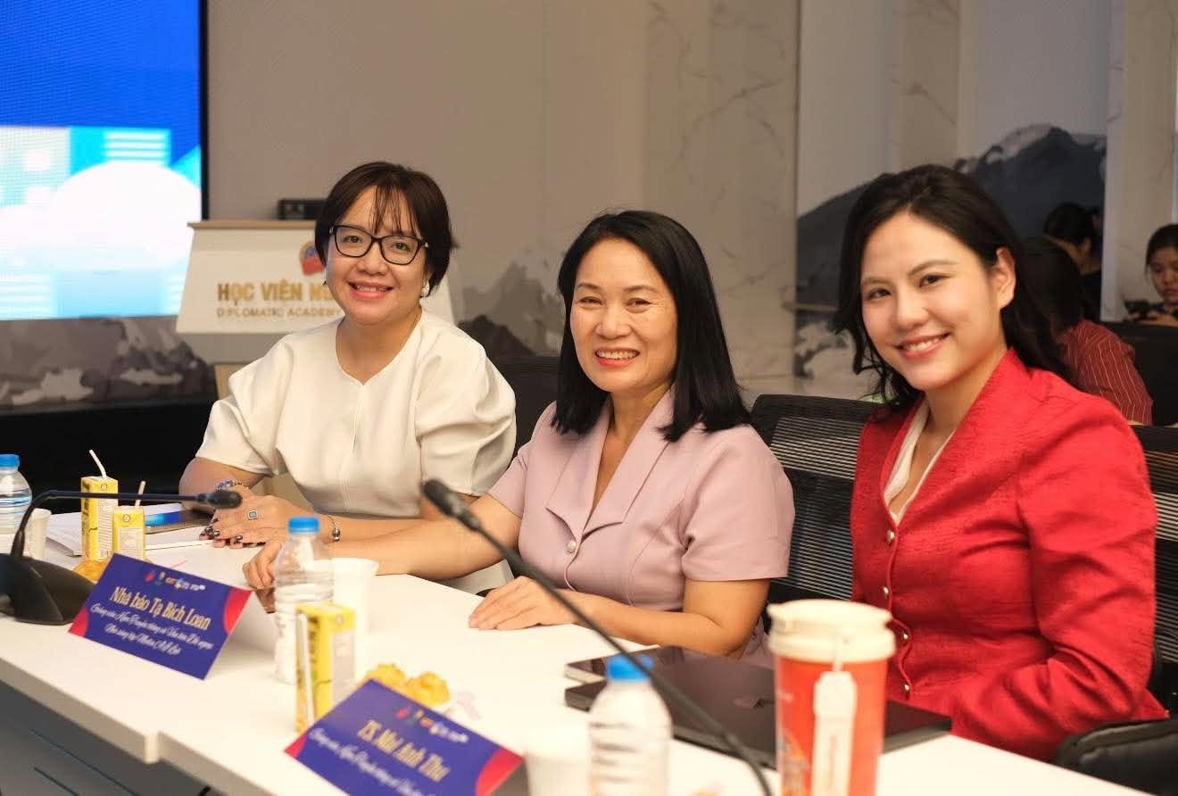 Nhà báo Tạ Bích Loan (giữa) và các giảng viên Khoa Truyền thông và Văn hóa Đối ngoại (Học viện Ngoại giao) tại bàn đại biểu của chương trình. Ảnh: BTC.