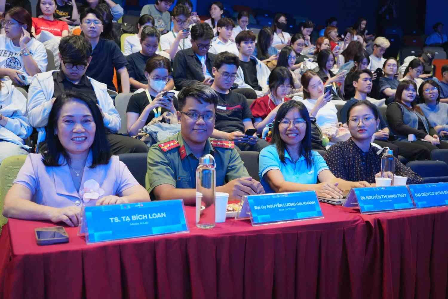 Đại diện Media AI Lab, Ban Giám hiệu Trường ĐH Văn Lang, Liên minh Niềm tin số DTA và các chuyên gia