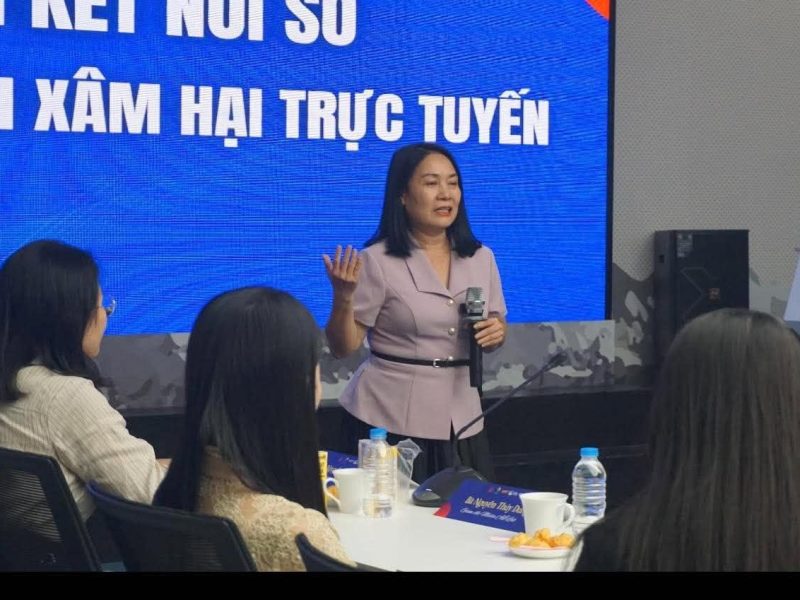 TS. Nhà báo Tạ Bích Loan thuyết trình tại Workshop An toàn trong kết nối số thuộc Chiến dịch Không Một Mình 2026 tại Học viện Ngoại giao