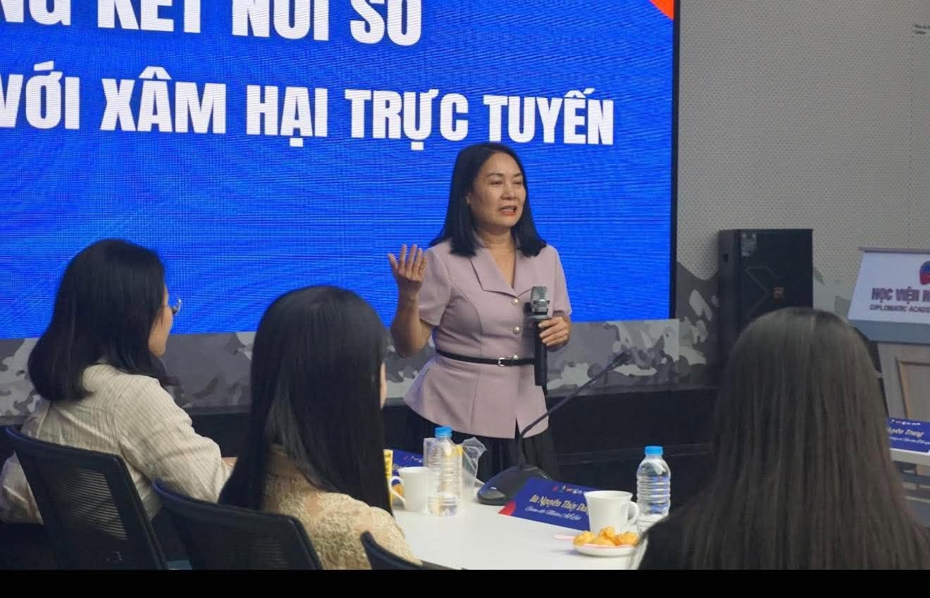 TS. Nhà báo Tạ Bích Loan thuyết trình tại Workshop An toàn trong kết nối số thuộc Chiến dịch Không Một Mình 2026 tại Học viện Ngoại giao