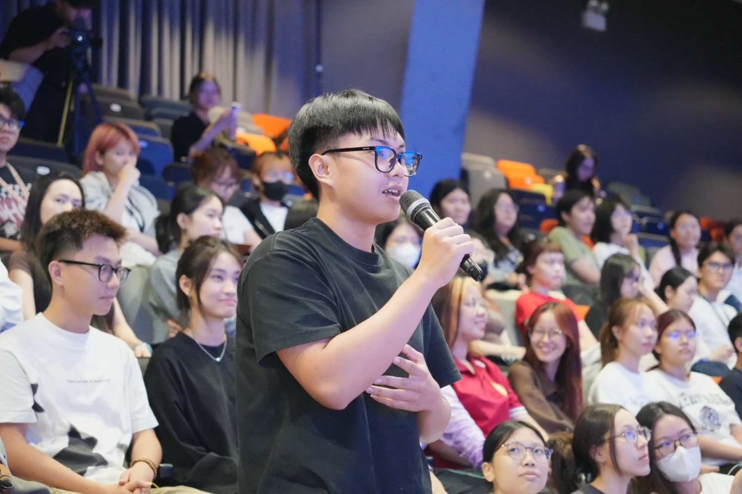 Sinh viên thảo luận nhóm và trao đổi cẩm nang kiểm chứng tin giả