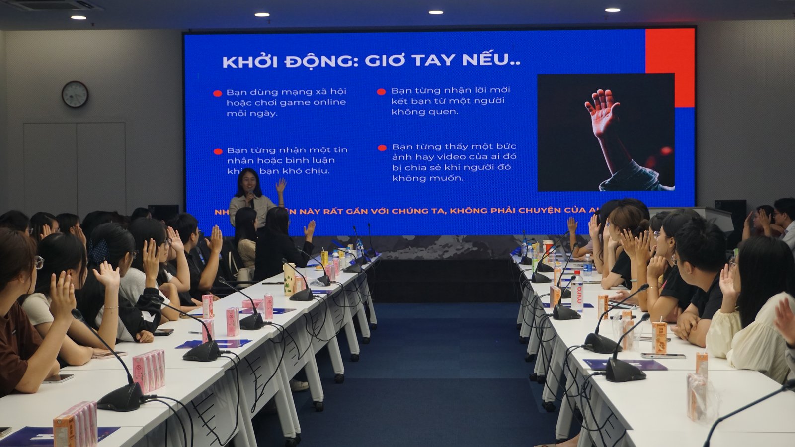 Các bạn sinh viên hào hứng tham gia phần khởi động tương tác “Giơ tay nếu…”, nhận diện những hành vi xâm hại trực tuyến thường trực xung quanh đời sống số thường nhật. Ảnh: BTC.
