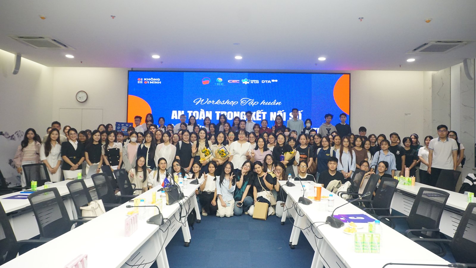Ban tổ chức, các chuyên gia, đại diện doanh nghiệp cùng đông đảo sinh viên chụp ảnh lưu niệm, quyết tâm lan tỏa thông điệp “Kết nối không tổn thương” và đồng hành cùng Chiến dịch Không Một Mình 2026. Ảnh: BTC.